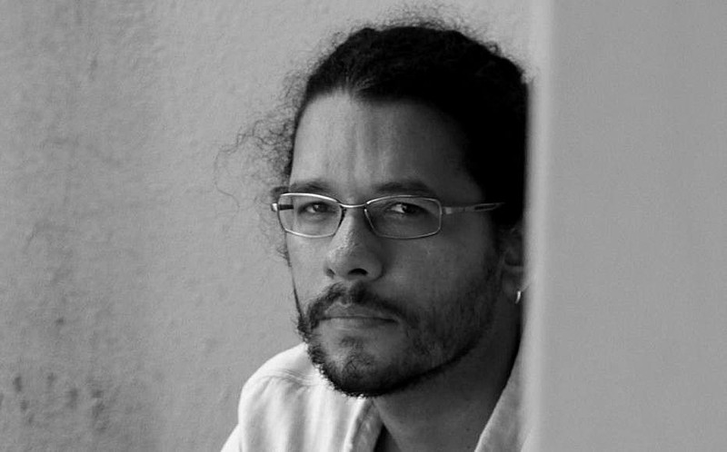 “O que faço com minha escrita é mostrar que se pode gozar de muitas formas. Gozar do poder ou gozar no poder”, declara o autor
