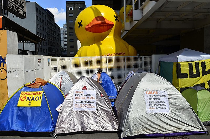 Acampamento de manifestantes pró-golpe em frente à Fiesp, em São Paulo (SP)