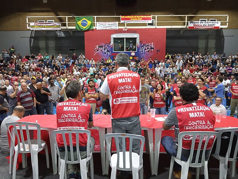 Mobilizada pelo acordo coletivo desde o início de abril, categoria preparava paralisação para esta terça-feira (7).