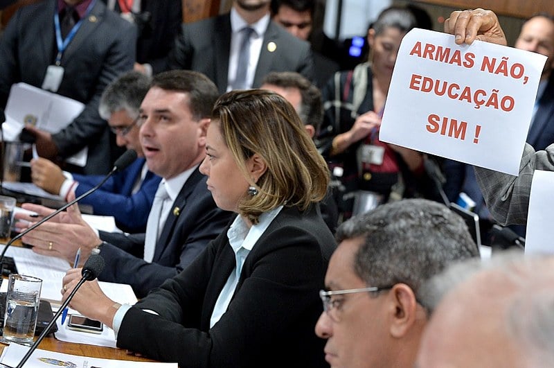 Senadores da CCJ durante votação de PDL que suspende decreto do porte de armas