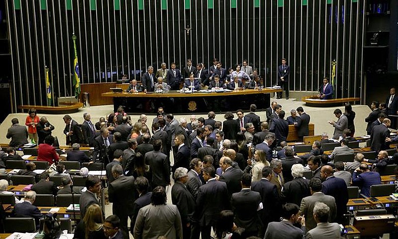 Sessão de votação do decreto de intervenção militar no plenário da Câmara começou na noite dessa segunda (19) e se estendeu até a madrugada