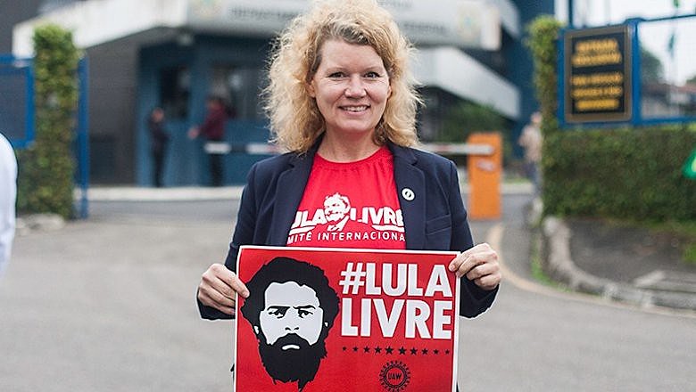 Representando o Sindicato dos Metalúrgicos dos EUA, Kristyne Peter trouxe mais de 700 cartões postais para Lula