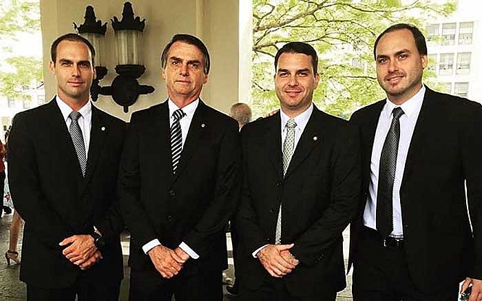 “A cada dia, o clã testa o que resta de democracia. Quando não são os filhos é o pai”