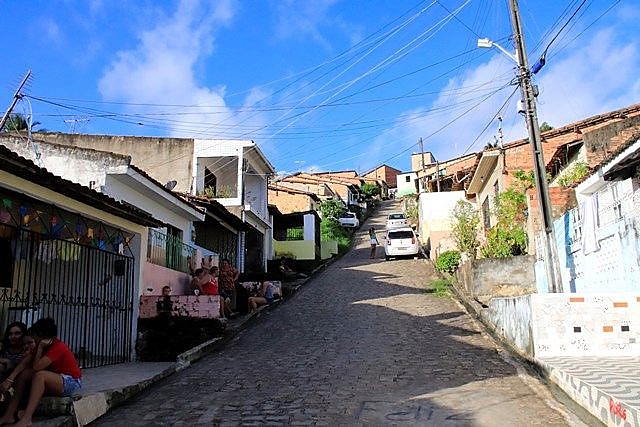 "Agora, não consigo encontrar uma casa que caiba nós quatro e que custe R$ 1 mil", afirma moradora do Mutange
