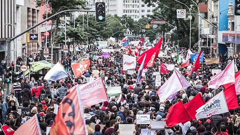 Mais de um milhão de pessoas foram as ruas em mais de 180 cidades do país contra os cortes na educação