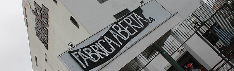 Os aprendizes cozinham, limpam e ministram as aulas para outros 1.300 crianças, adolescentes e jovens que ocupam o espaço.