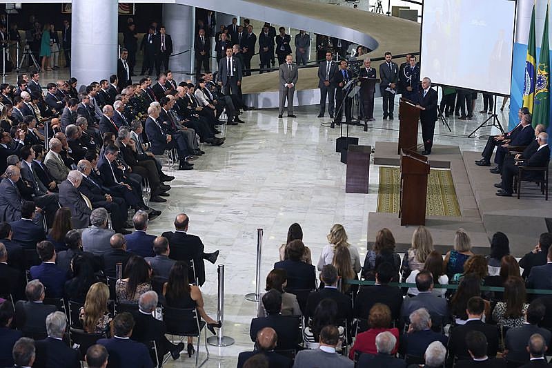 O ilegítimo Temer tenta ganhar tempo e participa de eventos públicos procurando mostrar que ainda governa