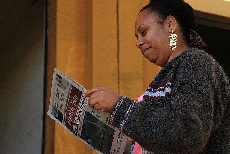 Imagem de uma das distribuições do jornal, que acontecem em todas as manhãs de sexta-feira