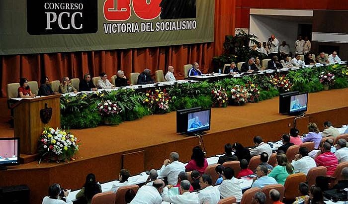 Mesa eleita para o 7º Congresso do Partido Comunista Cubano