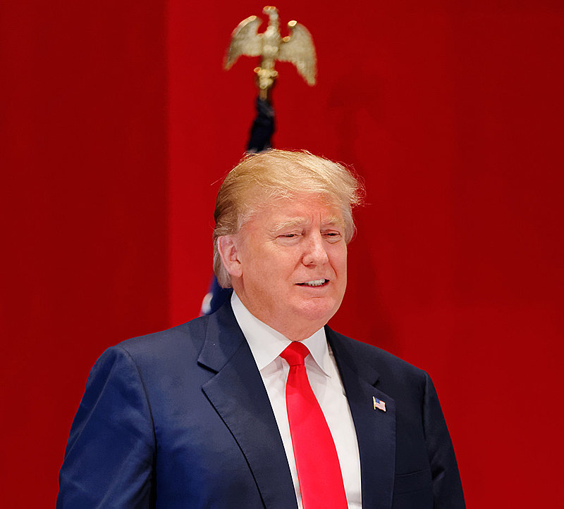Trump contraria interesses do sistema que comanda os Estados Unidos há muitas décadas. Não que Trump seja progressista