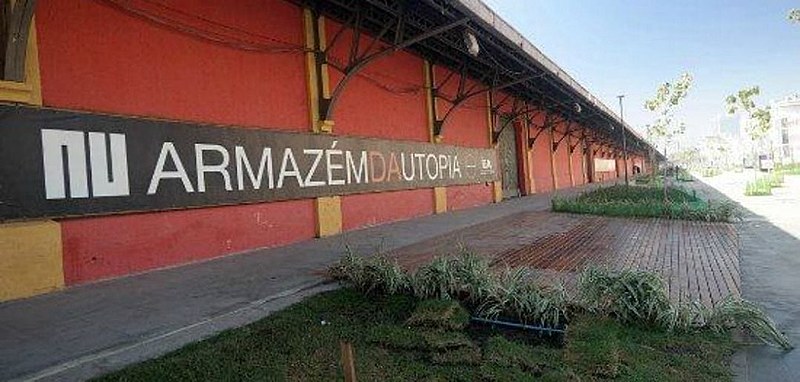 O Armazém da Utopia é o local em que a Companhia Ensaio Aberto desenvolve atividades socioculturais, com eventos e espetáculos, desde 2010