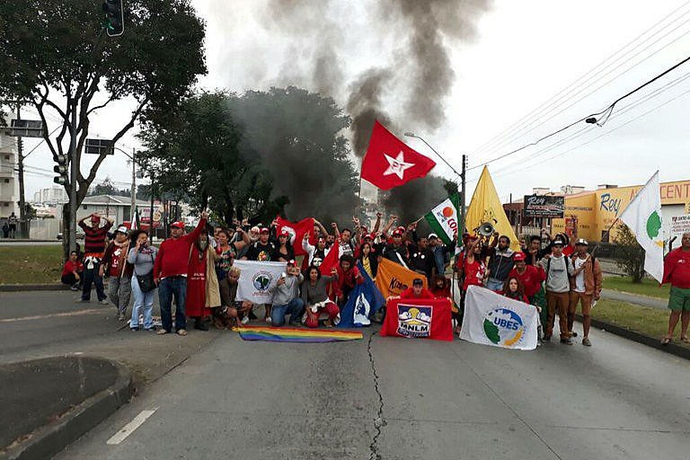 Protesto acontece logo após o atentado em Curitiba; rapaz está na UTI