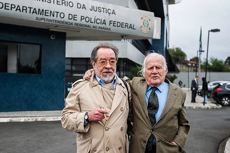 Os jornalistas Fernando Morais, do blog Nocaute, e Mino Carta, da revista Carta Capital, visitaram Lula nesta quinta-feira (11)