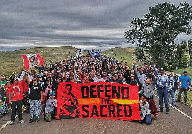 Manifestantes marcham em direção a canteiro de obras do oleoduto na Dakota do Norte, nos EUA