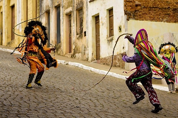 As máscaras usadas pelos Caretas não trazem sorrisos, mas certamente são eles que trazem a alegria do carnaval