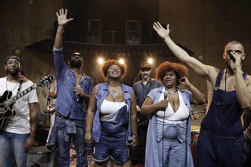 É do funk, rap, MPB, música de terreiro e black music que vêm as referências da banda.