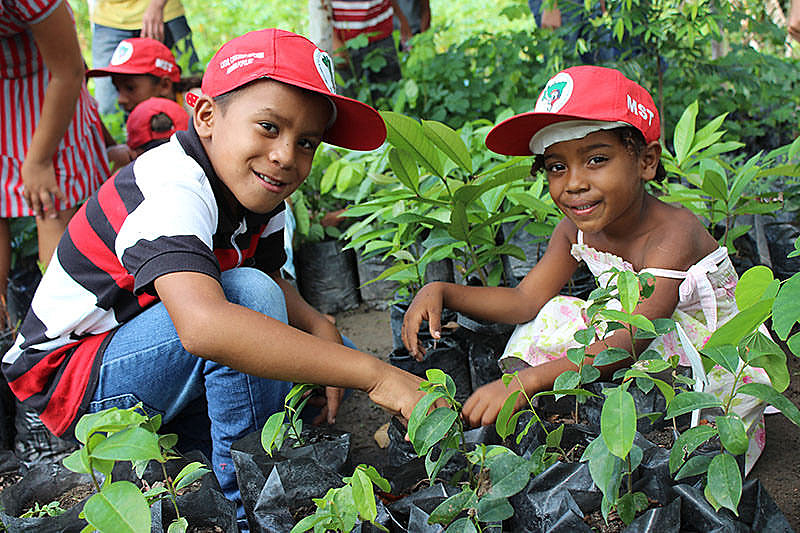 Educação dos sem-terrinha é conectada ao território e aos aprendizados da terra