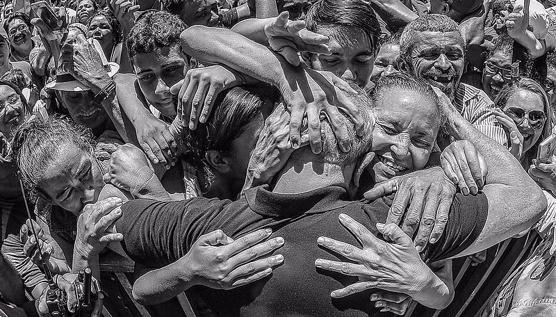 Apoiadores de Lula estão a caminho de Curitiba para saudar o ex-presidente