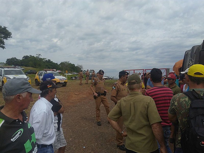 Apesar das tentativas de negociação com o governo do estado, a PM esteve no local nesta segunda-feira (6) e garantiu que caso as famílias não desocupassem a entrada do canteiro de obras, a polícia voltaria para retirá-las