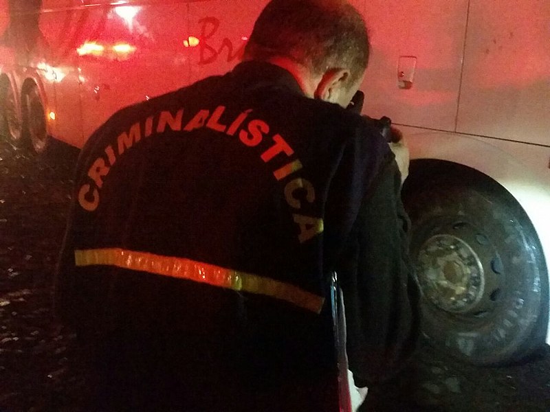 Perícia confirmou que foram feitos três disparos contra dois ônibus que participavam da carana do ex-presidente Lula nesta terça (27)