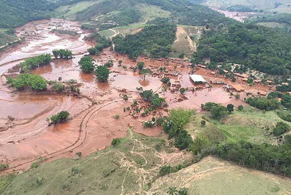 Mariana (MG) - Rejeitos da barragem pertencente à mineradora Samarco destruíram o distrito de Bento Rodrigues, que fica na zona rural