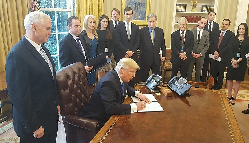 Trump publicou em sua conta em rede social a assinatura da liberação em cerimônia no Salão Oval