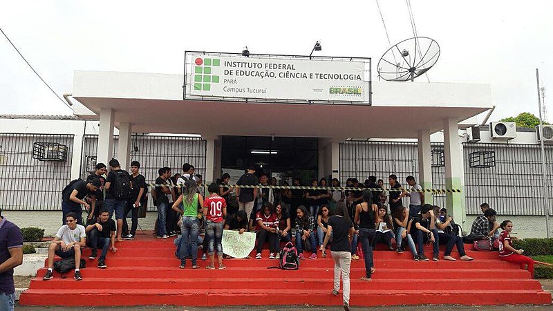 Alunos que ocupam o Instituto Federal fazem manifestação contra a PEC 241