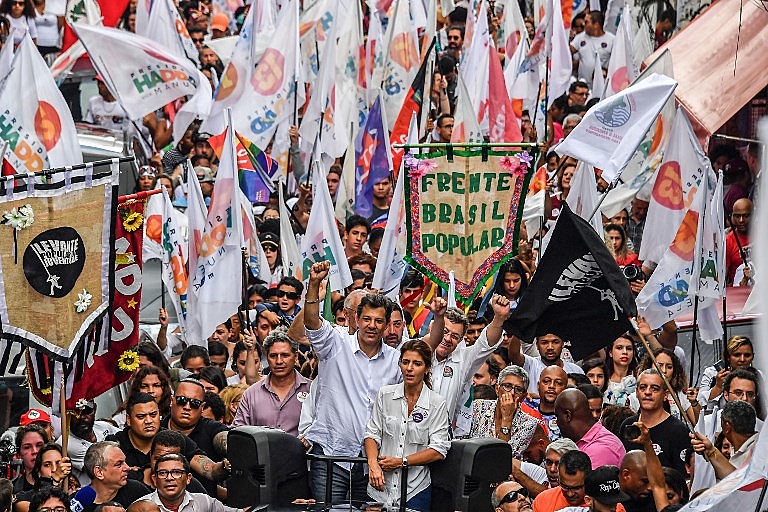 Centenas de apoiadores acompanharam Haddad em Caminhada pela Paz em Heliópolis, zona sul de São Paulo