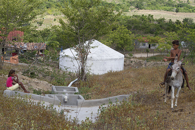 O programa consiste na construção de cisternas para captação de água das chuvas para a população do semiárido brasileiro