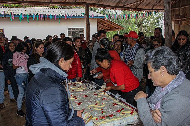 A festa contou com música, celebração e comida para centenas de pessoas