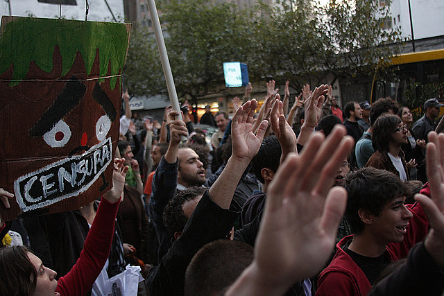 O surgimento de grupos políticos que atacam abertamente a imprensa livre também tem sua participação neste cenário