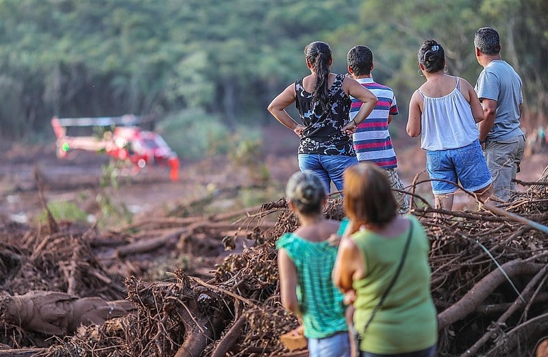 Moradores de Brumadinho observam o trabalho dos bombeiros durante as buscas por corpos