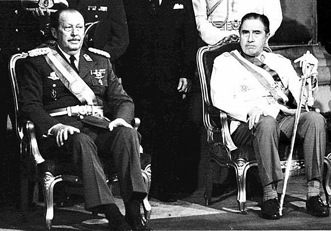 Stroessner (esq.) com Augusto Pinochet, ditador chileno responsável pela morte de 30 mil pessoas