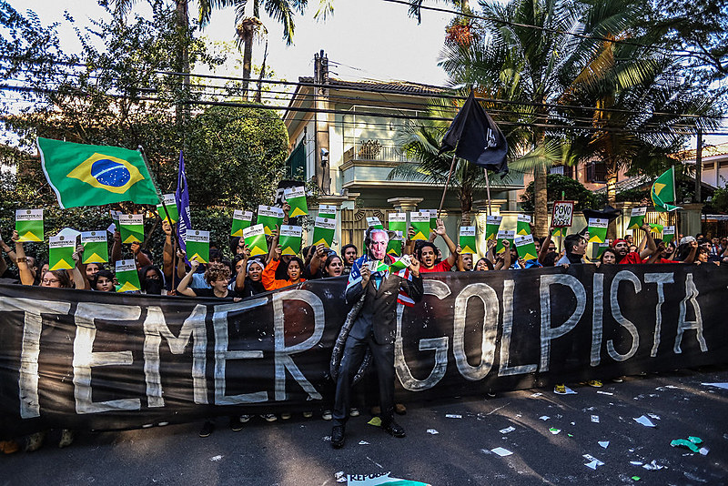 Escracho do Levante em frente a casa de Michel Temer em São Paulo, em abril de 2016