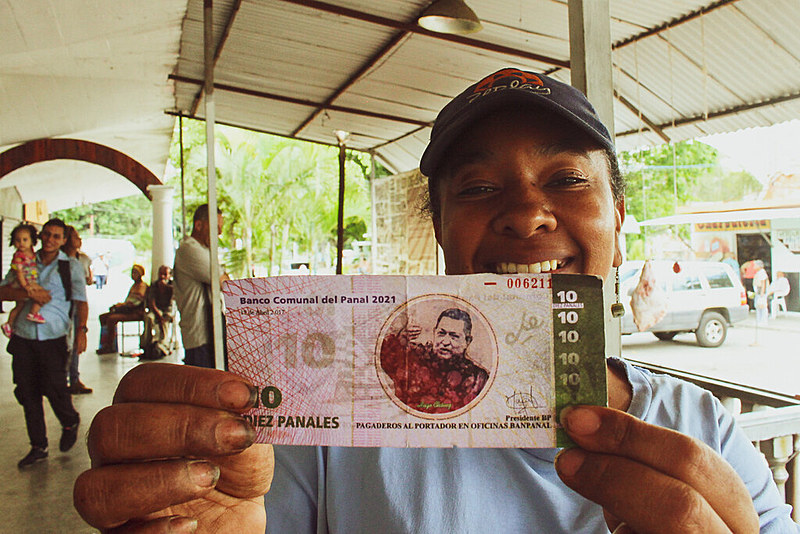 Liliana García, militante do coletivo Alexis Vive há 12 anos, exibe um bilhete de 10 Panais