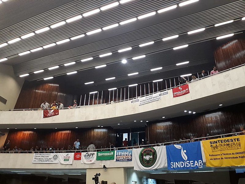 Servidores públicos do Paraná lotaram as galerias da ALEP pedindo a retirada do projeto que acaba com a Licença Especial