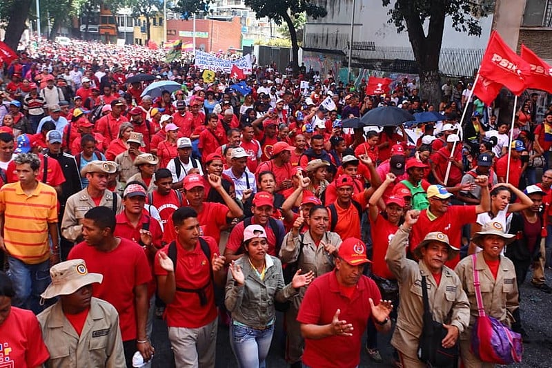 Venezuelanos foram às ruas para defender Maduro nesta quarta-feira (23)