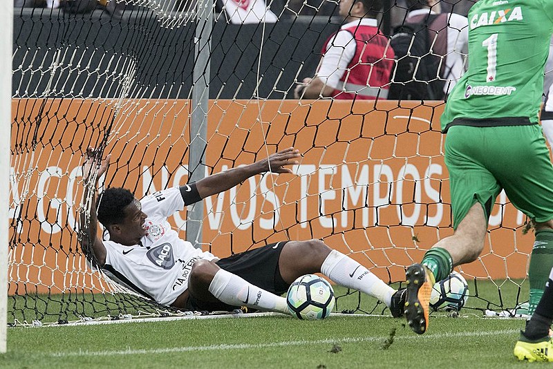 O gol de mão de Jô, atacante corintiano, durante partida contra o Vasco, foi decisivo para a instalação da tecnologia