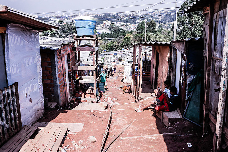 No bairro Santa Fé, barracos de madeiras e casas de alvenaria ocupam o que antes eram as lonas pretas