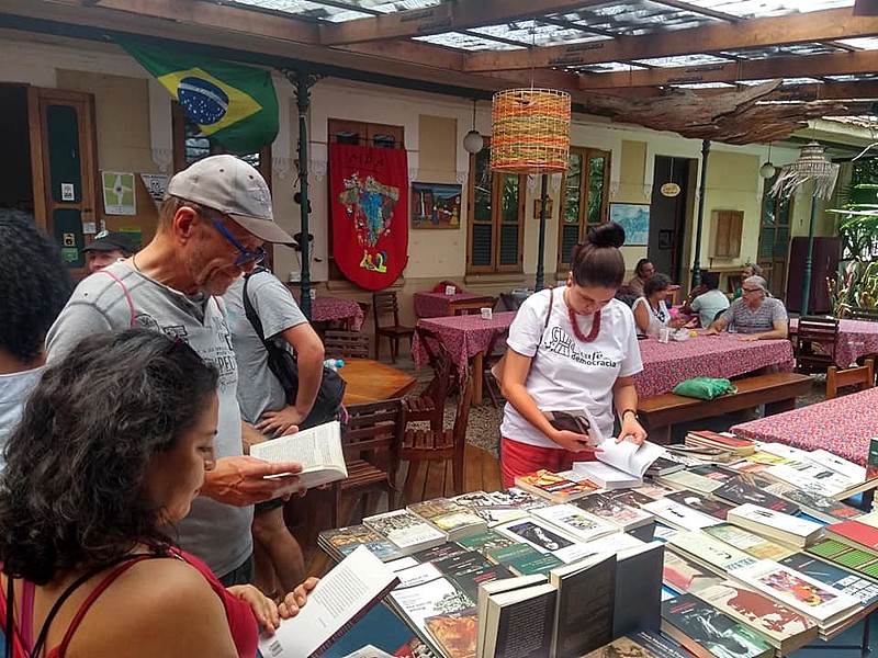 Durante todo o mês de outubro a editora realiza atividades como debates, palestras e lançamento de livros