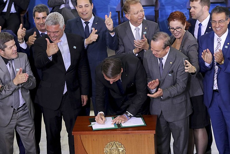 Com Decreto 9.785/2019, porte de armas será permitido a agentes de trânsito, caminhoneiros, políticos com mandato, entre outros
