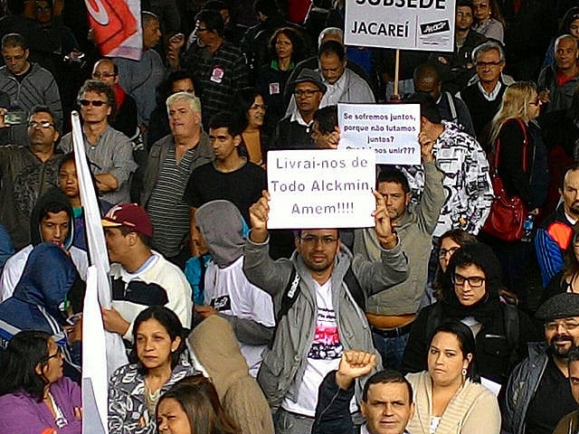 Manifestação de professores em 2016, que na época estavam há dois anos sem aumento de salário