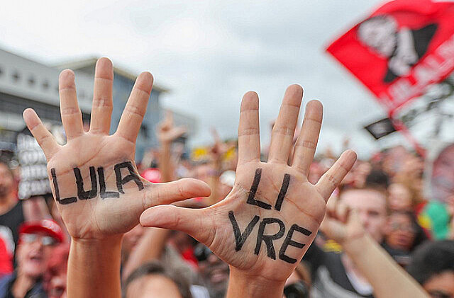 O programa traz capítulo especial da série "Um ano por Lula Livre: Por que prenderam o maior líder popular da história do Brasil?a"