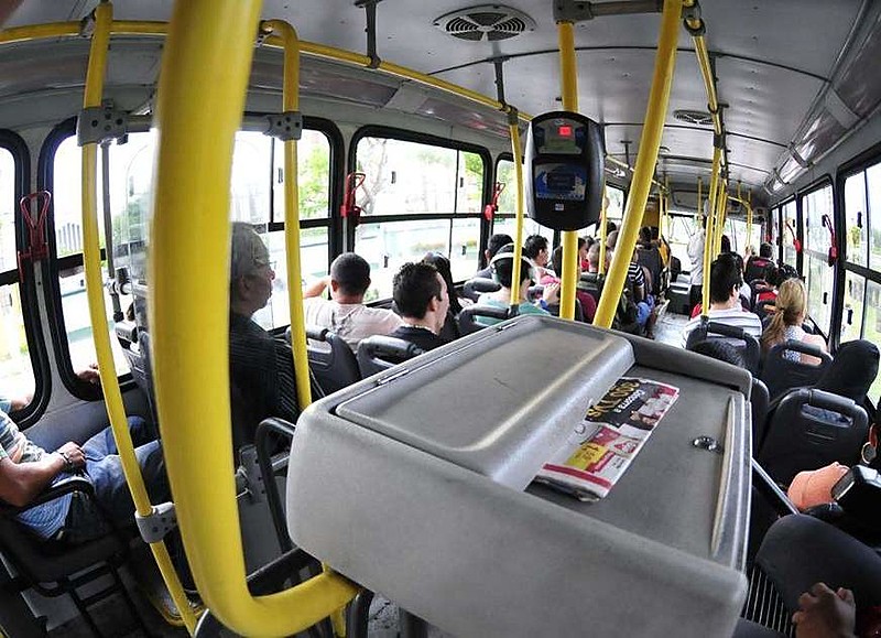 Atualmente só as pessoas que são usuárias de cadeiras de rodas são desobrigadas a passar pela catraca