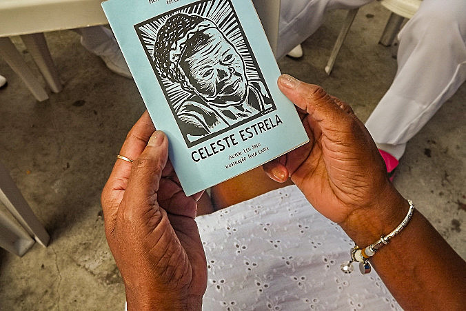 Celeste Estrela é escritora, poetisa, atriz, cantora e integrante da Velha Guarda da Escola de Samba Unidos de Manguinhos
