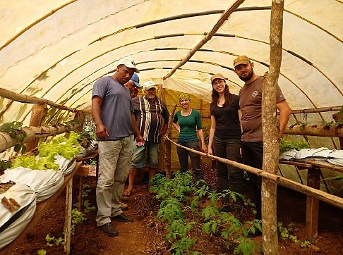 Em tempos de liberação massiva de agrotóxicos, as família acampadas são um exemplo de produção de alimentos saudáveis.