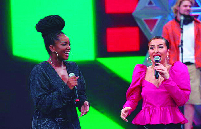 Cantora IZA no programa no Programa da Sabrina, da Record