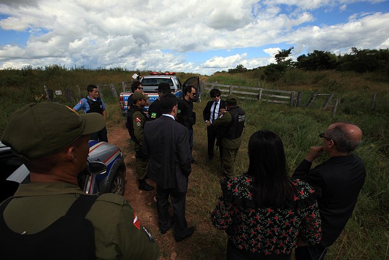 Equipes da Secretaria de Estado de Segurança Pública e Defesa Social na área da fazenda Santa Lúcia, iniciando as investigações