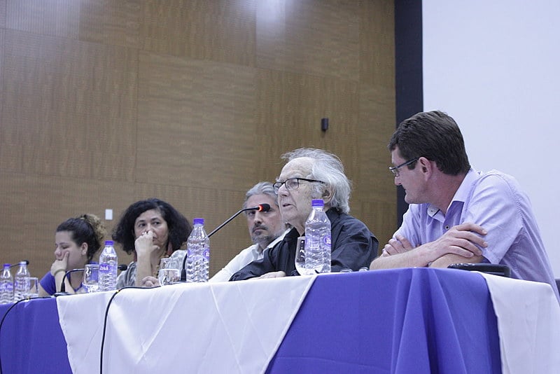 Argentino Adolfo Esquivel ministrando aula pública na UnB, em Brasília (DF), na companhia de parceiros dos segmentos populares