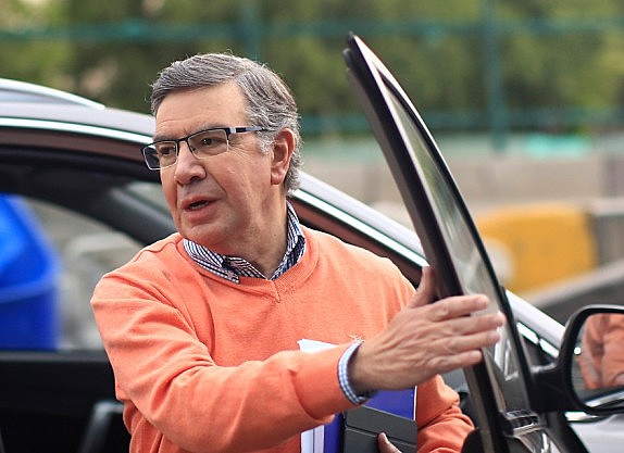 Joaquín Lavín, que está à frente do poder local, é acusado de nepotismo na contratação do serviço de iluminação pública